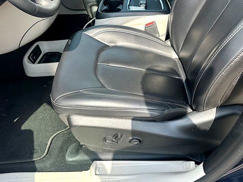 Used 2023 Chrysler Pacifica Touring-L FWD image 15