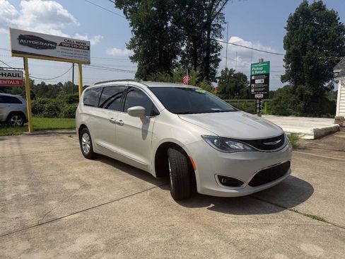 Used 2017 Chrysler Pacifica Touring-L FWD image 3