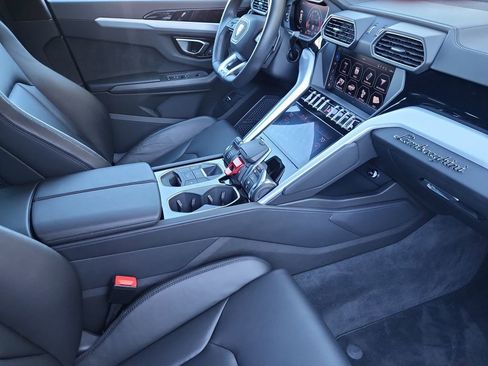 Used 2019 Lamborghini Urus image 18