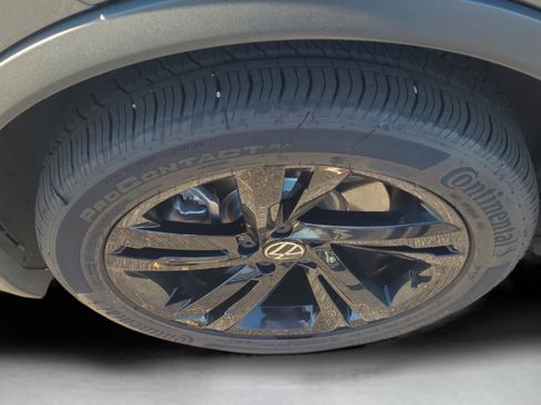 Used 2023 Volkswagen Tiguan SE R-Line image 9