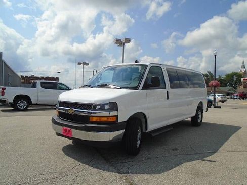 Used 2025 Chevrolet Express 3500 LT w/ LT Preferred Equipment Group RWD image 3