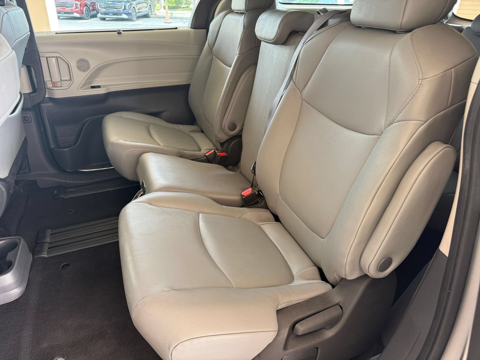 Used 2024 Toyota Sienna XLE FWD image 26