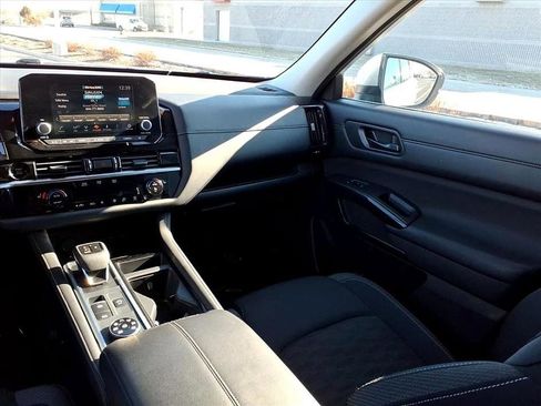 Used 2025 Nissan Pathfinder SV image 21