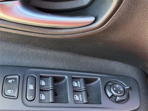 Used 2018 Jeep Renegade Latitude w/ Popular Equipment Group image 22