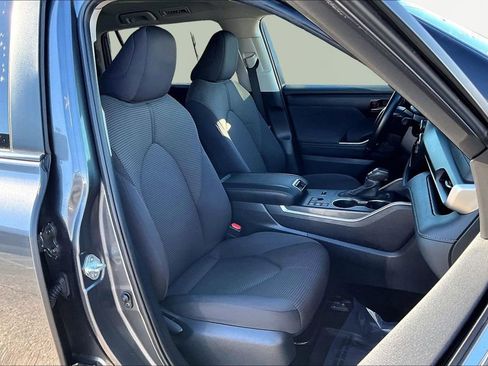 Used 2024 Toyota Highlander LE image 7