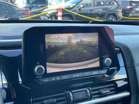 Used 2025 Nissan Pathfinder SV image 17