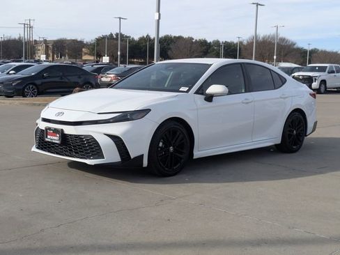 Used 2025 Toyota Camry SE image 10