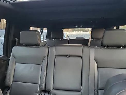 Used 2023 Chevrolet Suburban LT w/ Luxury Package image 4