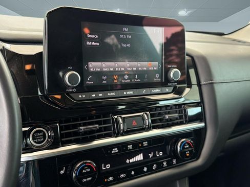 Used 2022 Nissan Pathfinder SV FWD image 18