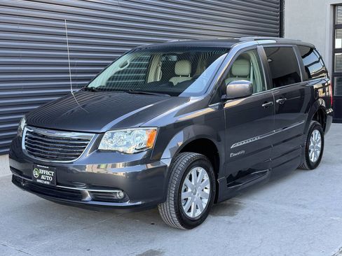Used 2016 Chrysler Town & Country Touring image 7