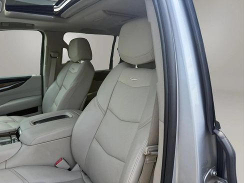 Used 2019 Cadillac Escalade ESV Luxury AWD/4WD image 16