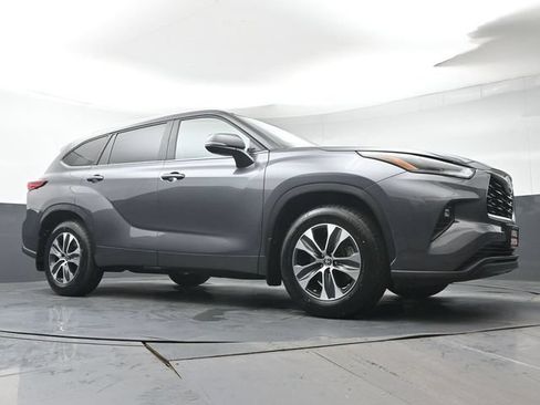 Used 2023 Toyota Highlander XLE AWD/4WD image 38