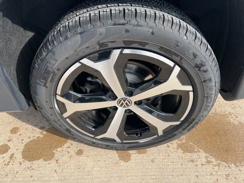 Used 2025 Volkswagen Tiguan SE image 10