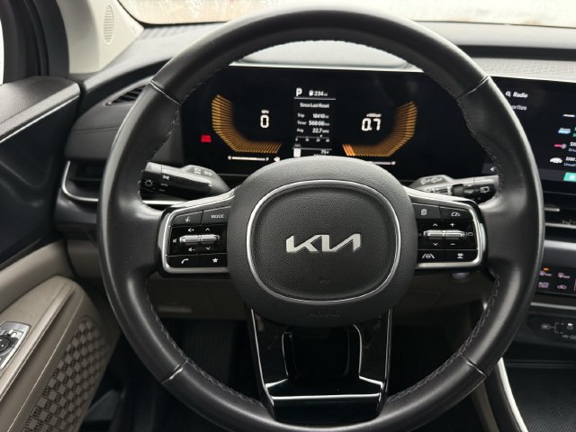 Used 2025 Kia Carnival FWD image 12