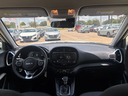 Used 2025 Kia Soul LX w/ LX Technology Package FWD image 31