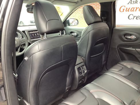 Used 2022 Jeep Cherokee Trailhawk w/ Sun & Sound Group image 12