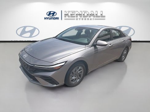Used 2024 Hyundai Elantra SEL FWD image 3