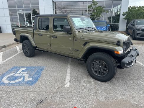 New 2025 Jeep Gladiator Sport image 38