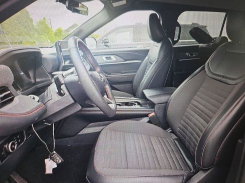 Used 2025 Ford Explorer ST-Line w/ ST-Line Street Pack image 5