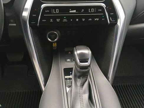 Used 2023 Toyota Venza XLE AWD/4WD image 16