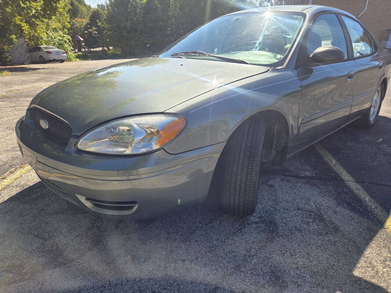Used 2007 Ford Taurus SE FWD image 2