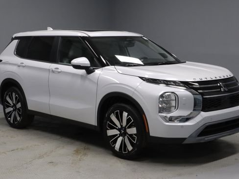 New 2026 Mitsubishi Outlander SE image 1