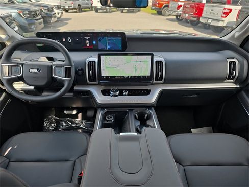 New 2025 Ford Expedition Active image 13