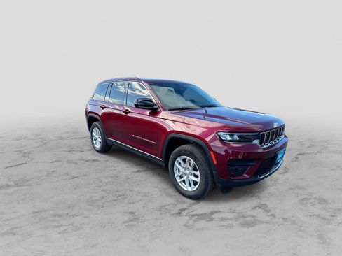 Used 2023 Jeep Grand Cherokee Laredo w/ Luxury Tech Group I AWD/4WD image 2
