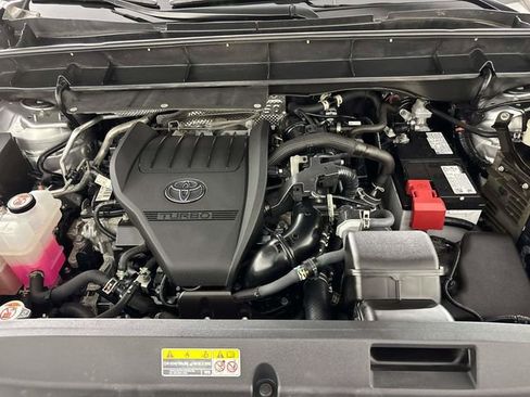 Used 2024 Toyota Highlander XLE AWD/4WD image 29