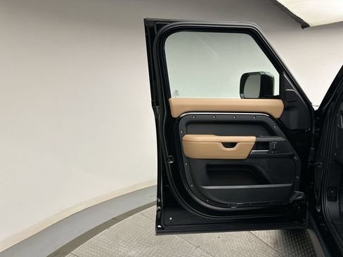Certified 2025 Land Rover Defender 110 X-Dynamic SE AWD/4WD image 6