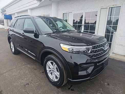 Used 2024 Ford Explorer XLT image 2