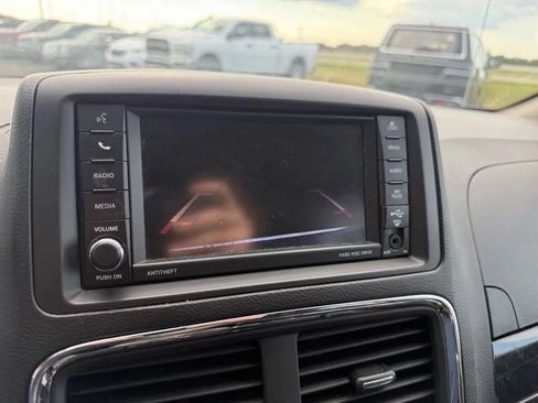 Used 2018 Dodge Grand Caravan SE FWD image 18