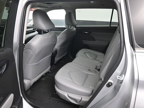 Used 2023 Toyota Highlander XLE image 10