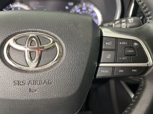 Certified 2023 Toyota Highlander XLE image 10