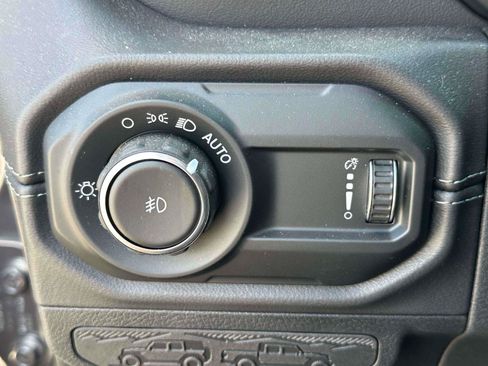 Used 2025 Jeep Wrangler Unlimited Sahara w/ Dual Top Group AWD/4WD image 17