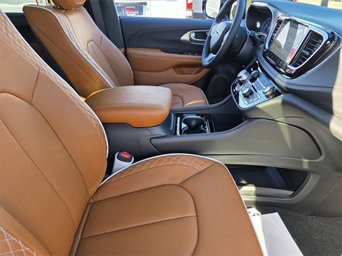 New 2026 Chrysler Pacifica Pinnacle image 13