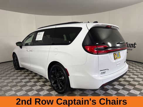 Used 2025 Chrysler Pacifica Limited image 7