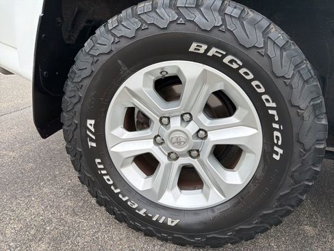 Used 2018 Toyota 4Runner SR5 Premium image 32