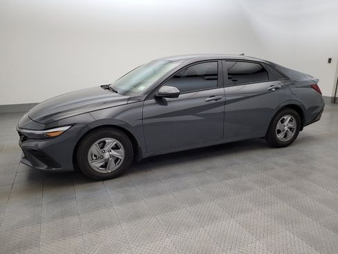 Used 2025 Hyundai Elantra SE FWD image 2
