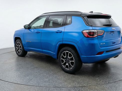 Used 2025 Jeep Compass Trailhawk image 6