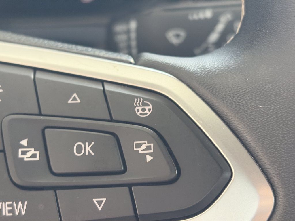Certified 2023 Volkswagen Taos SE w/ Panoramic Sunroof Package FWD image 17