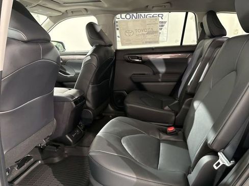 New 2026 Toyota Highlander Limited image 18