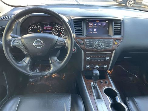 Used 2018 Nissan Pathfinder Platinum image 16