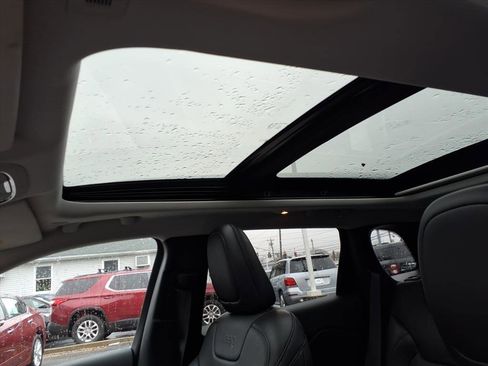 Used 2019 Jeep Cherokee Limited image 25