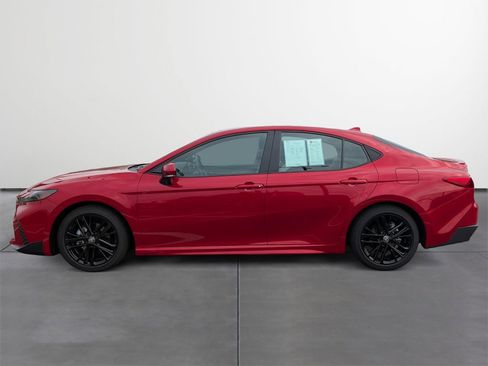 Used 2025 Toyota Camry SE image 3