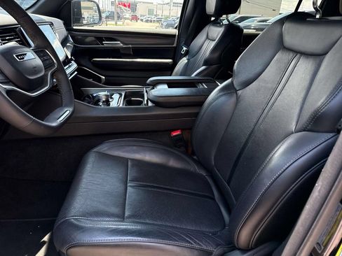 Used 2024 Jeep Wagoneer L Series III w/ Flexible Seating Group AWD/4WD image 15