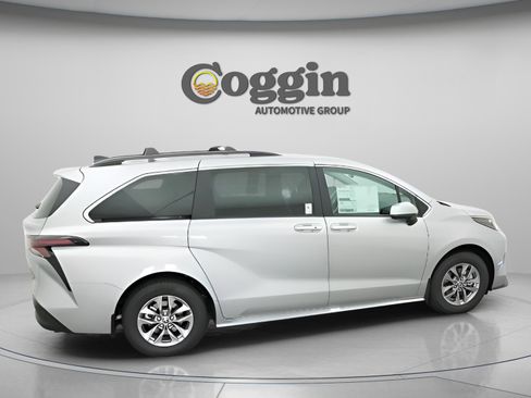Used 2025 Toyota Sienna XLE image 19