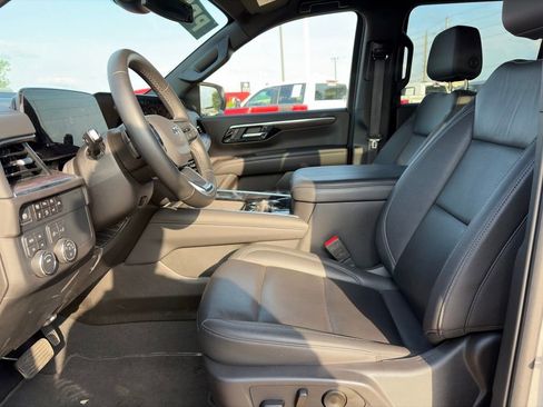 Used 2025 Chevrolet Suburban Z71 AWD/4WD image 16