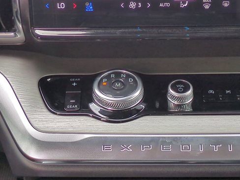 New 2025 Ford Expedition Platinum w/ Driver's Package image 19