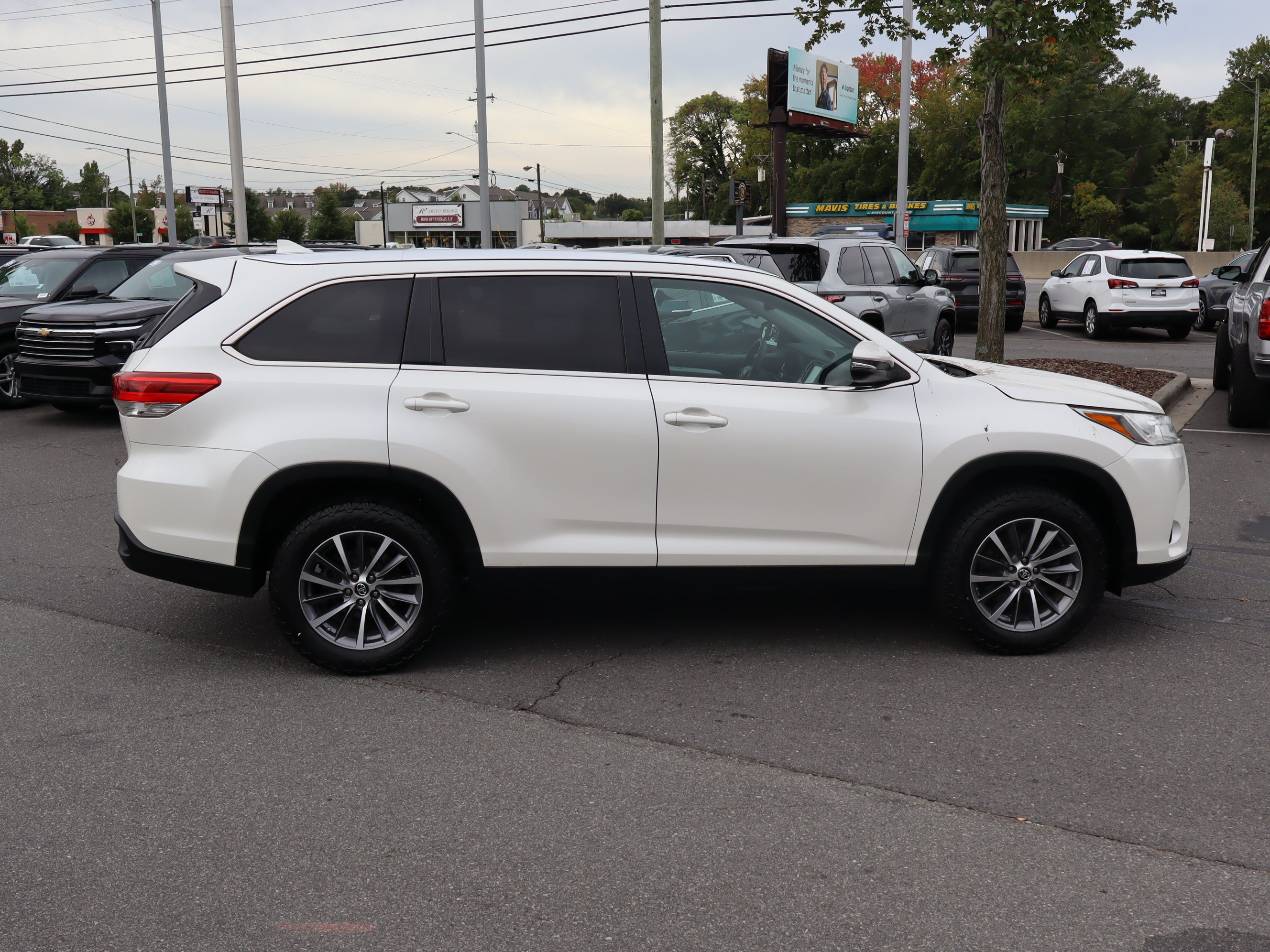 Used 2019 Toyota Highlander XLE FWD image 11